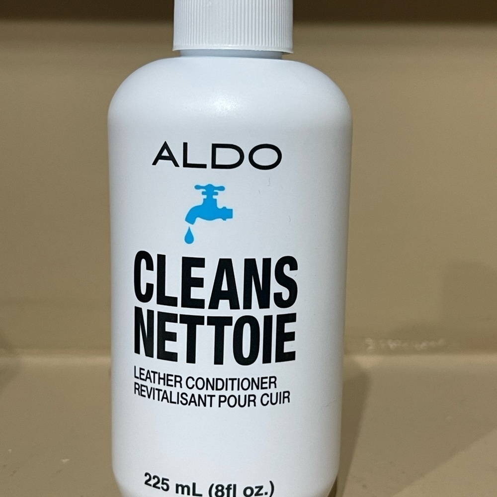 Aldo Leather Conditioner CLEANS
NETTOIE
